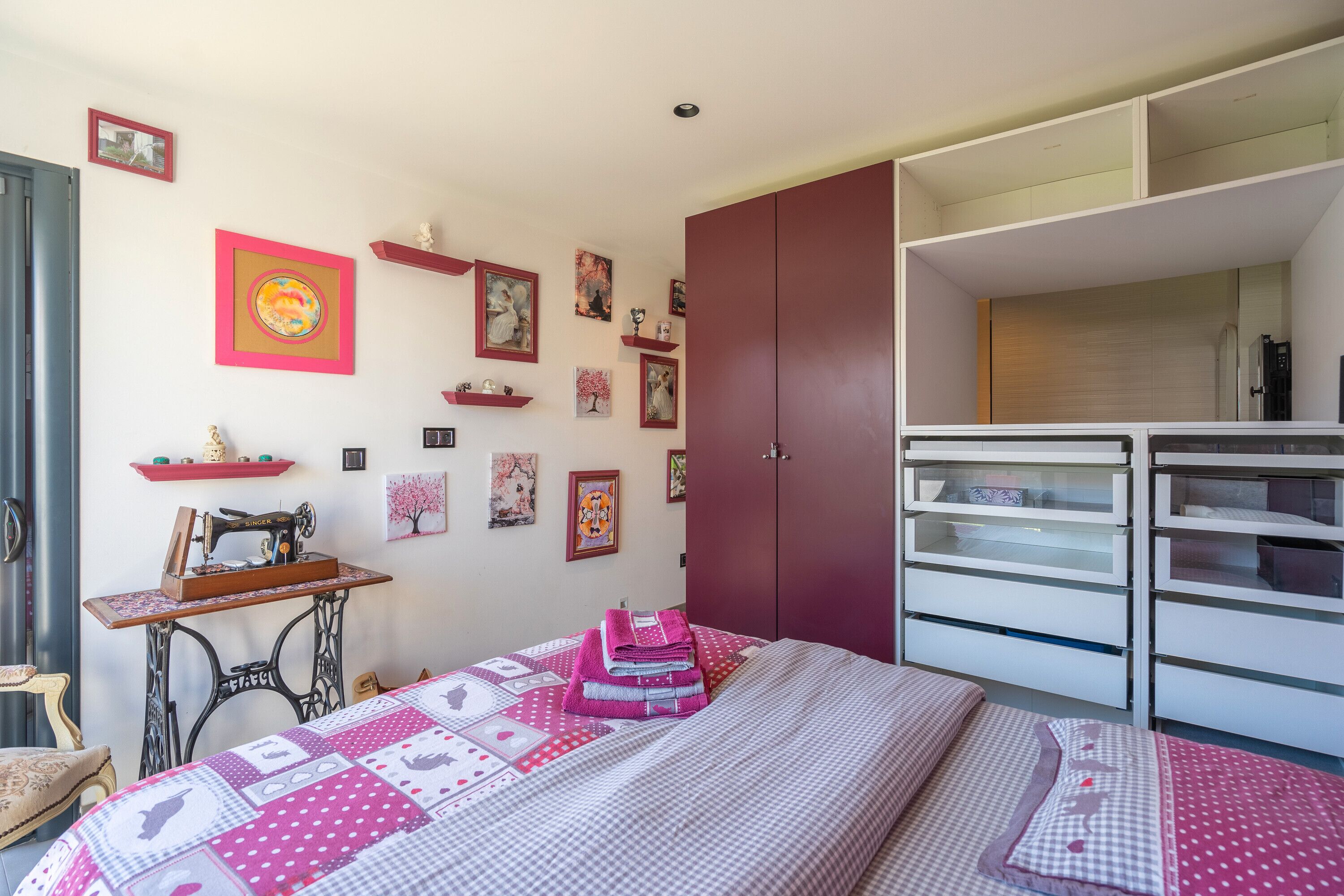 3 室のベッドルーム、アイロン / アイロン台、WiFi、ベッドシーツ