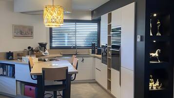 KĂŒhlschrank, Mikrowelle, Ofen, Herdplatte