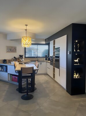 Jääkaappi, mikroaaltouuni, uuni, liesi