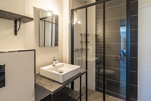 Douche, sèche-cheveux, serviettes fournies