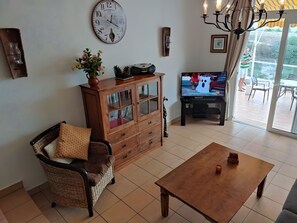 Télévision, lecteur de DVD, chaîne hi-fi