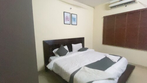 Spacious 5-bedroom apartment with WiFi, AC in lovely New Delhi