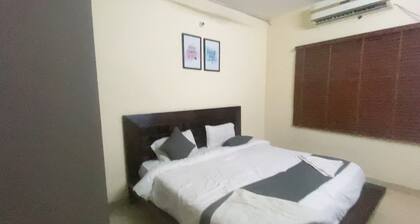 Spacious 5-bedroom apartment with WiFi, AC in lovely New Delhi