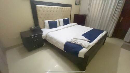 Spacious 5-bedroom apartment with WiFi, AC in lovely New Delhi