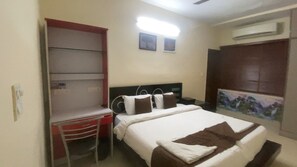 5 bedrooms, WiFi, bed sheets