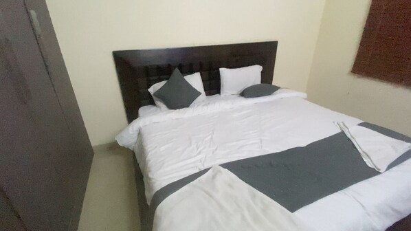 5 bedrooms, WiFi, bed sheets