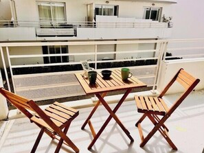 Outdoor dining - Quiet residence with balcony (La Rochelle)