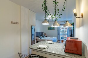 Iron/ironing board, Internet, bed sheets