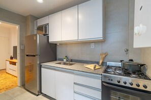 Refrigerador, microondas, horno y cafetera y tetera 