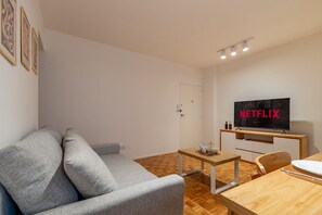 TV - Warm & Peaceful in Recoleta | Renovated 1-Bedroom (Ciudad Autónoma de Buenos Aires)
