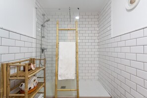 Douche, sèche-cheveux, serviettes fournies
