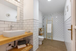 Chuveiro, secador de cabelo, toalhas de banho 