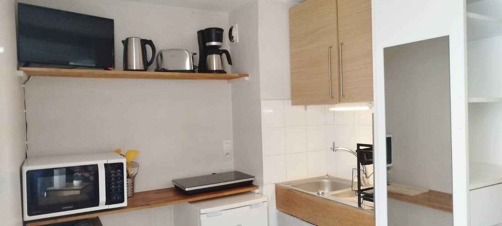 Een koelkast, een microgolfoven