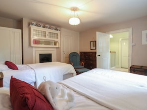 2 kamar tidur dan didekorasi berbeda-beda