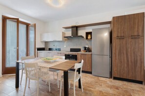 Frigorífico, microondas, horno y placa de cocina