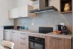 Kühlschrank, Mikrowelle, Ofen, Herdplatte