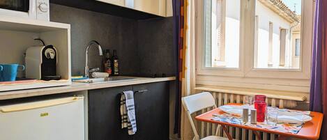 Réfrigérateur, micro-ondes, cafetière/bouilloire