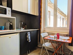 Kühlschrank, Mikrowelle, Wasserkocher mit Kaffee-/Teezubehör