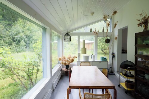 Picturesque cottage house with nearby lake and cafe