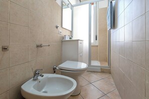 Douche, sèche-cheveux, bidet, serviettes fournies