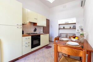 Oven, stovetop, toaster, cookware/dishes/utensils