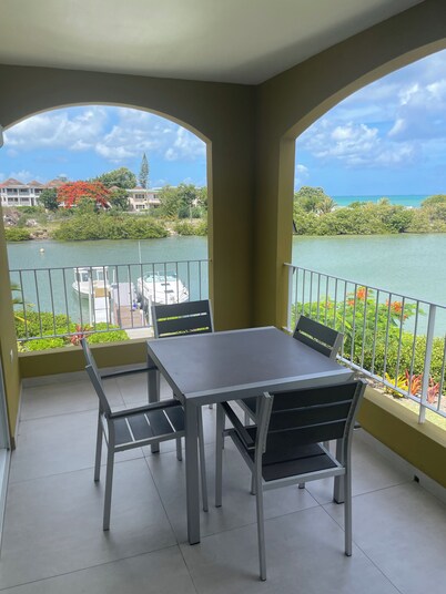 Chic Beachside Escape in Marina Bay – Just a few steps away from Sand & Sun!