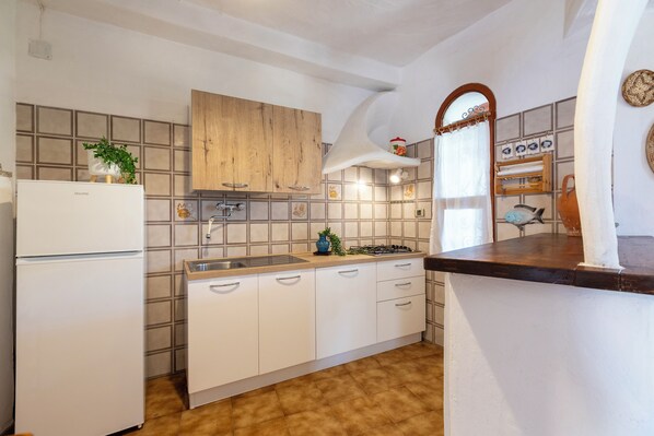 Fridge, stovetop, cookware/dishes/utensils, dining tables