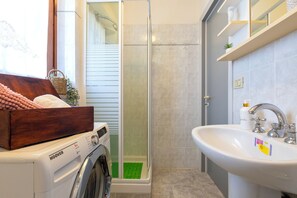 Dusche, Haartrockner, Bidet, Handtücher