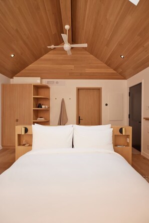 1 bedroom, desk, WiFi, bed sheets