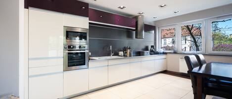 Réfrigérateur, four à micro-ondes, un four, surface de cuisson