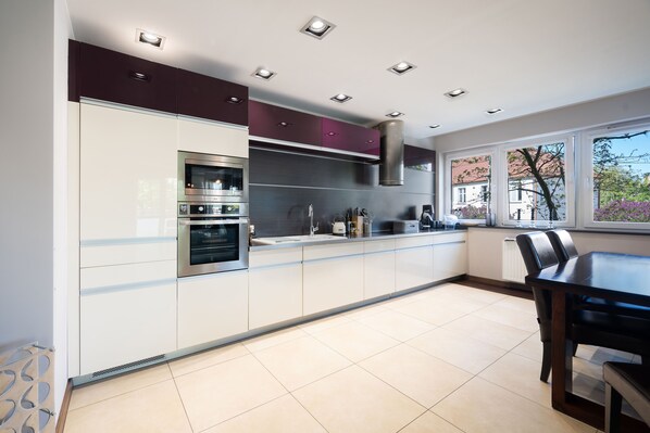 Kühlschrank, Mikrowelle, Ofen, Herdplatte