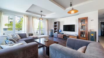 Smart TV, libri, biblioteca musicale