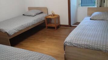 2 soverom, strykejern/-brett og sengetøy