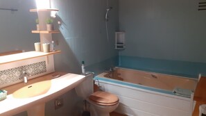 Een douche, een haardroger, handdoeken