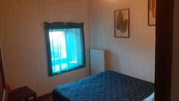 2 habitaciones y tabla de planchar con plancha