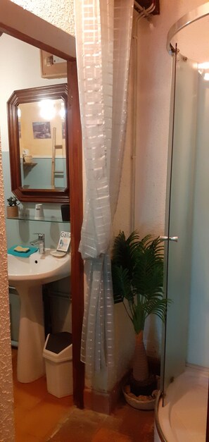 Dusch, hårtork och handdukar