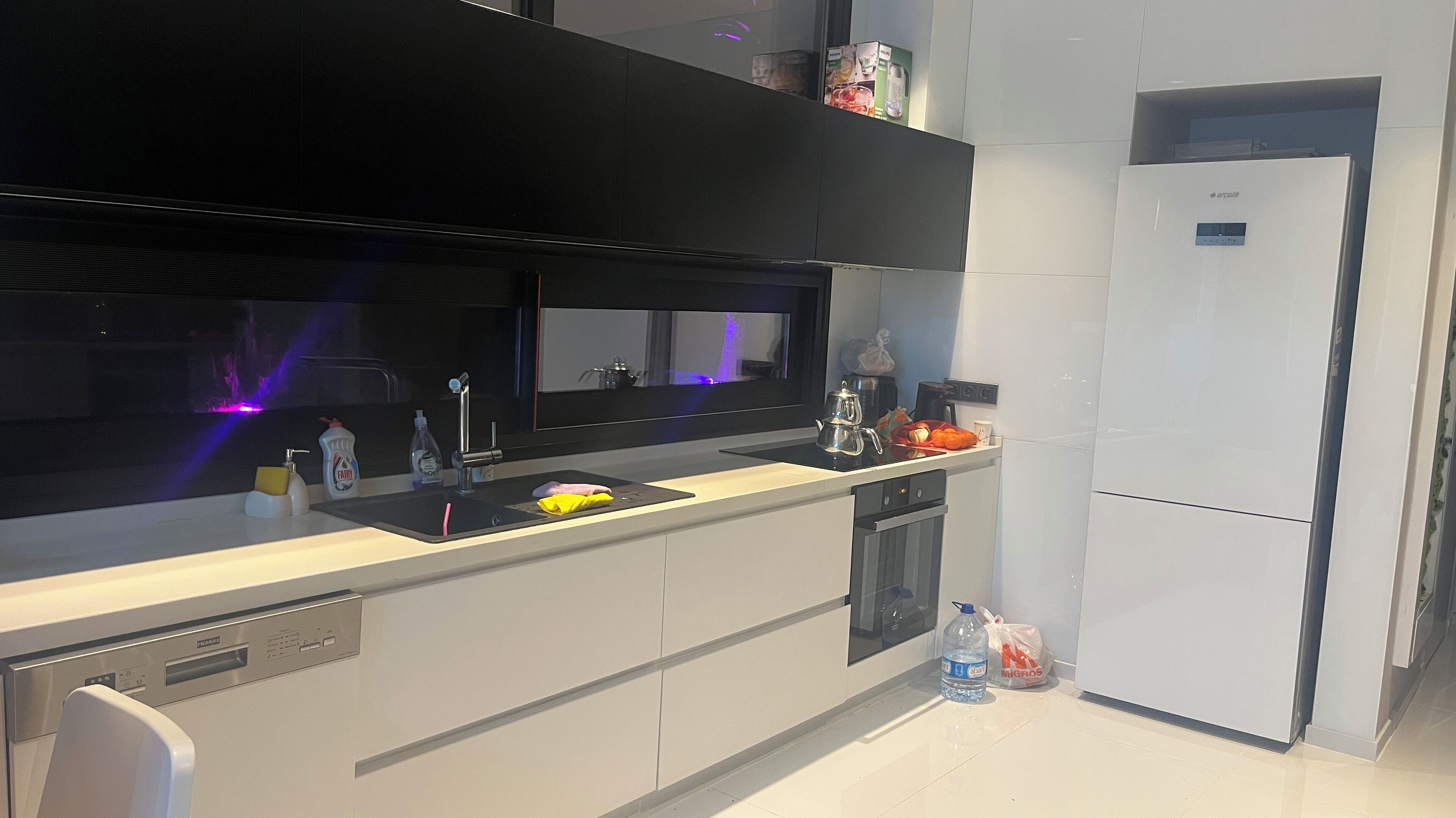 Een oven, een vaatwasser