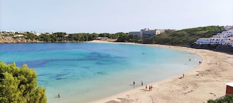 Apartment with beautiful sea views, gardens, swimming pool and very well located.