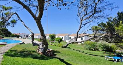Apartment with beautiful sea views, gardens, swimming pool and very well located.