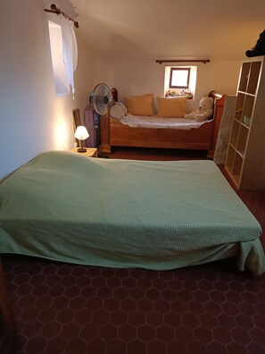 4 bedrooms, iron/ironing board, WiFi, bed sheets
