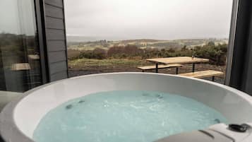 Indoor spa tub