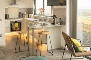 Fridge, microwave, oven, stovetop - Migdale Heights - Luxury Cabins in The Highlands (Ardgay)