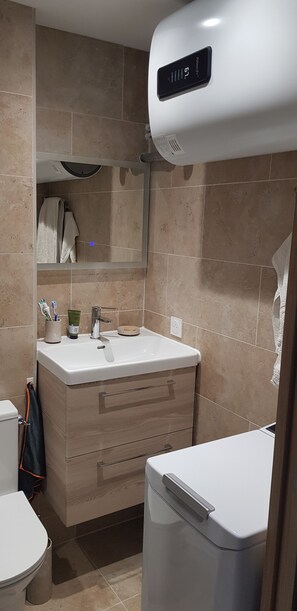 Suihku, hiustenkuivaaja, pyyhkeet, saippua