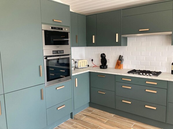 Kühlschrank, Mikrowelle, Ofen, Geschirrspüler