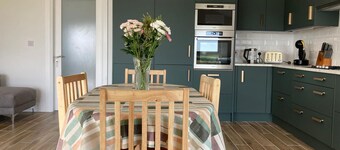 Cabin 485 - Claddaghduff - sleeps 4 guests  in 2 bedrooms