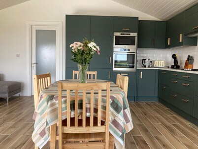 Cabin 485 - Claddaghduff - sleeps 4 guests in 2 bedrooms