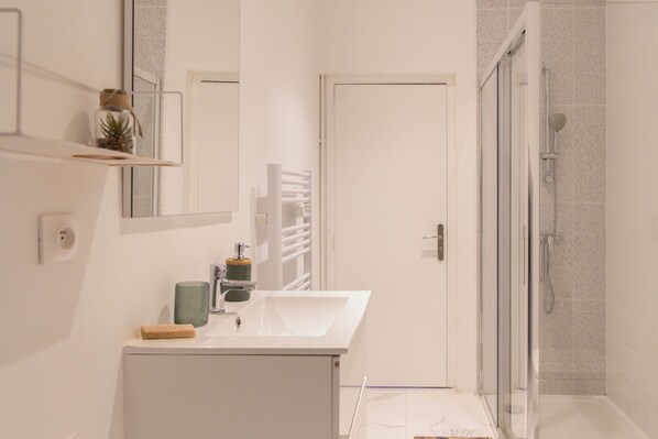 シャワー、ヘアドライヤー、タオル、トイレットペーパー