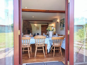 Outdoor dining - 1 Eastdon Cottages (Exeter)