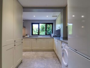 Dishwasher, cookware/dishes/utensils - 1 Eastdon Cottages (Exeter)