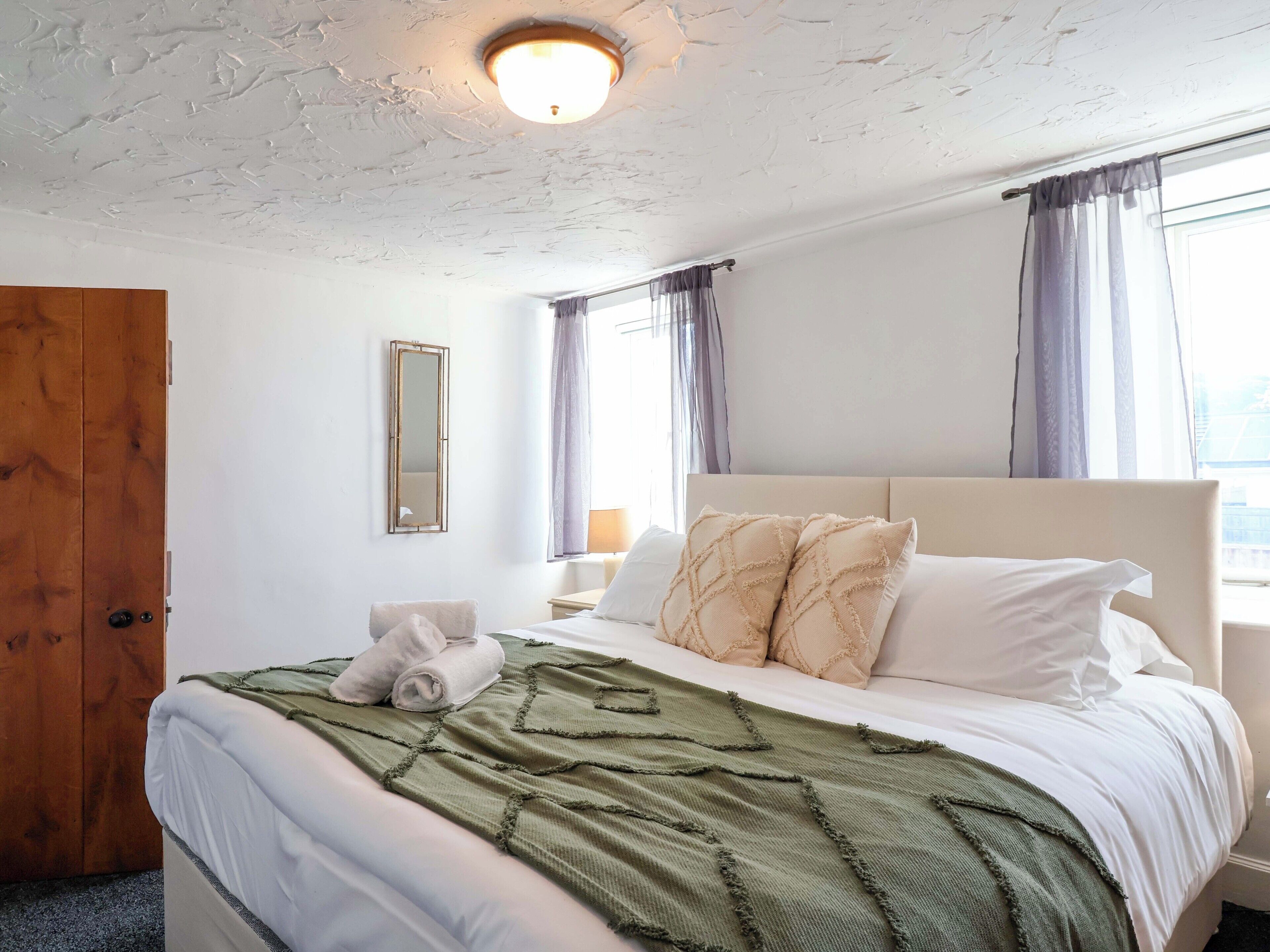 5 quartos, individualmente decorados, individualmente mobiliados